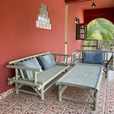 Mythai Guesthouse Chaloklum Bagian luar foto
